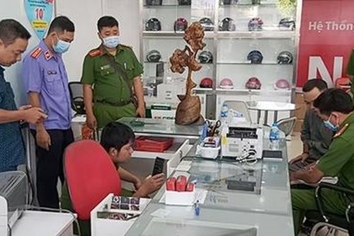 'Trổ mái' đột nhập vào công ty trộm két tiền và xe máy