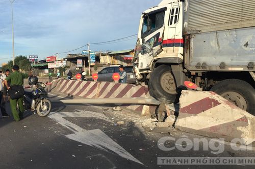 Xe tải biển số nước ngoài 'làm xiếc' trên đường, nhiều người hú vía