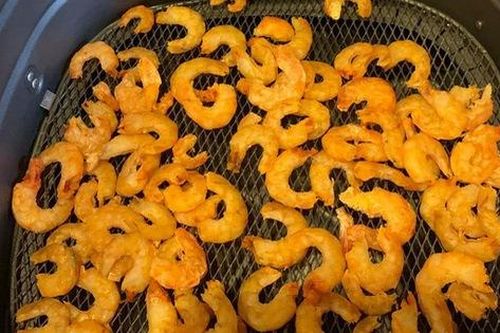 Dùng nồi chiên không dầu làm tôm khô vừa rẻ, vừa ngon gấp trăm lần đồ mua sẵn: Tận dụng để nấu canh sẽ ngon tuyệt vời mà ăn cùng cơm cũng được luôn!