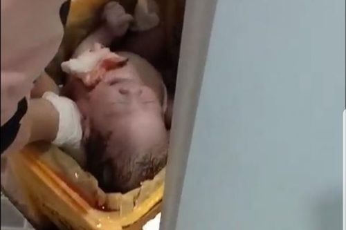 Đẻ rớt trong nhà vệ sinh bệnh viện, sản phụ bỏ con vào thùng rác