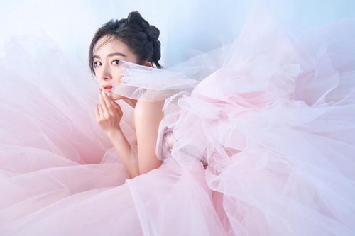 Lai lịch gây sốc của chiếc váy hồng 'xa xỉ nhưng chẳng đẹp' mà Dương Mịch vừa diện