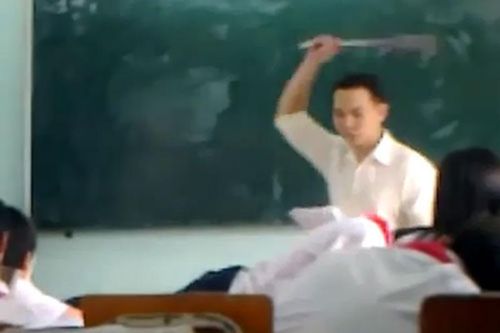 Công an triệu tập phụ huynh xông vào trường đánh học sinh
