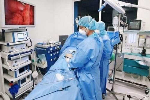 Bé trai nuốt 18 viên nam châm từ máy massage mắt của mẹ