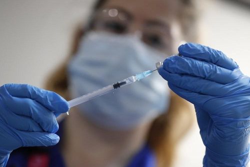 Pfizer và Moderna thử nghiệm vaccine Covid-19 để chống lại biến thể mới ở Anh