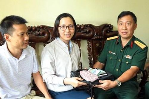 Đại úy Nguyễn Văn Khánh trả lại 73 triệu đồng cho người đánh mất