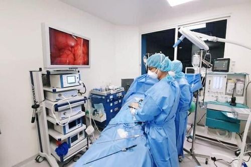 Phẫu thuật cắt nối ruột cho bé trai vì nuốt 18 viên nam châm