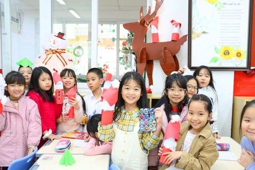 Học sinh 'khoe' ngàn việc tốt trên báo tường chào đón Noel