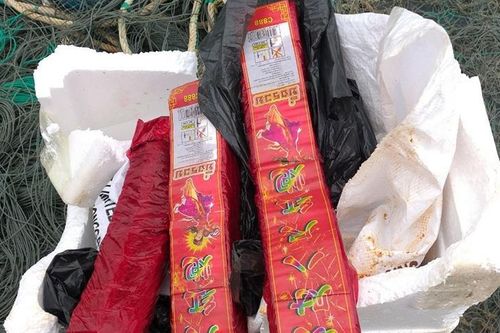 Dùng tàu cá vận chuyển pháo nổ