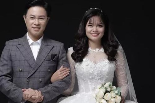 Chân dung cô dâu kém 10 tuổi của MC điển trai Lê Anh