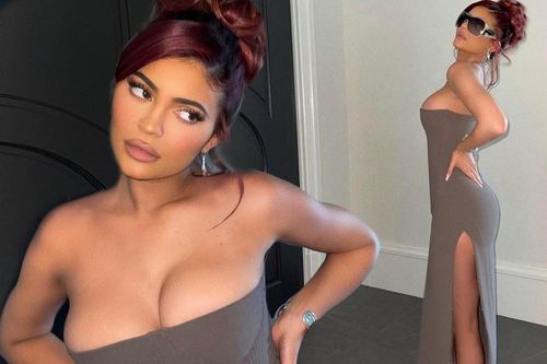 Nữ tỷ phú Kylie Jenner tung ảnh selfie nóng bỏng