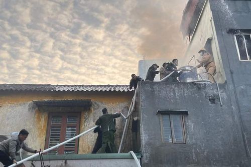 Cảnh sát giải cứu cụ bà 83 tuổi mắc kẹt trong đám cháy ở Hải Phòng