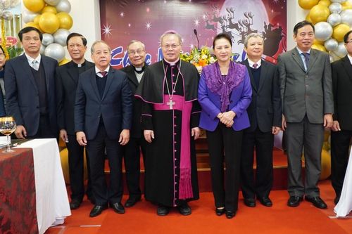Chủ tịch Quốc hội thăm, chúc mừng Giáng sinh tại Tòa Tổng Giám mục Huế
