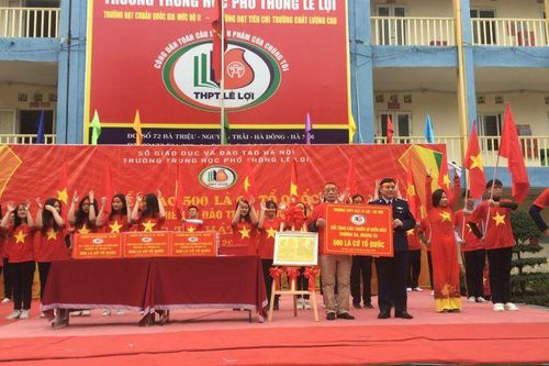 Học sinh Trường THPT Lê Lợi tặng 500 lá cờ Tổ quốc cho chiến sĩ Trường Sa