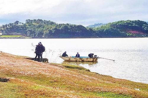 Du khách không mặc áo phao, mạo hiểm tính mạng trên hồ Đan Kia - Suối Vàng