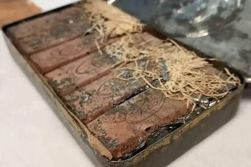 Ngỡ ngàng hộp sôcôla 120 năm vẫn còn nguyên vẹn