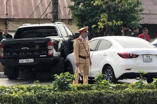 Mất lái, xe bán tải đâm vào xe ô tô ở làn đường ngược chiều