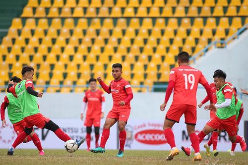 Nóng mặt đàn em, Công Phượng và Quang Hải muốn 'xé lưới' U22 VN