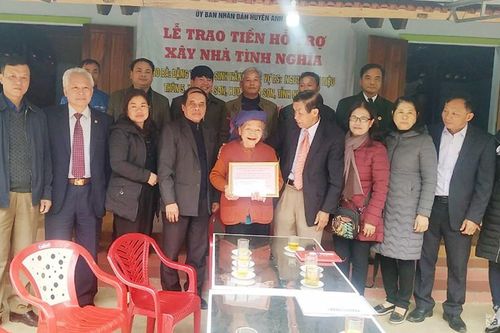 Trao 100 triệu đồng hỗ trợ xây nhà tình nghĩa cho thân nhân liệt sỹ ở Anh Sơn và Thanh Chương