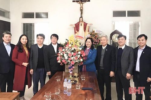 Chúc mừng, tặng quà bà con giáo dân nhân dịp Giáng sinh