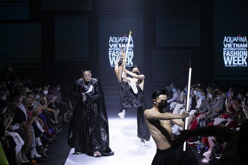 'The new black': Bộ sưu tập cực ngầu cho thời trang đường phố