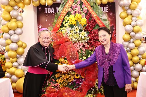 Chủ tịch Quốc hội mừng Giáng sinh Tòa Tổng Giám mục Tổng Giáo phận Huế
