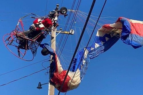 Giải cứu 'ông già Noel' bị mắc kẹt trên cột điện