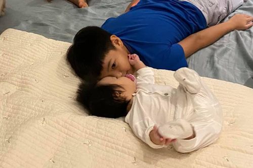 Ngọt lịm khoảnh khắc Subeo hôn em gái Suchin, Cường Đô La hạnh phúc nói: 'Những giây phút bình yên nhất!'