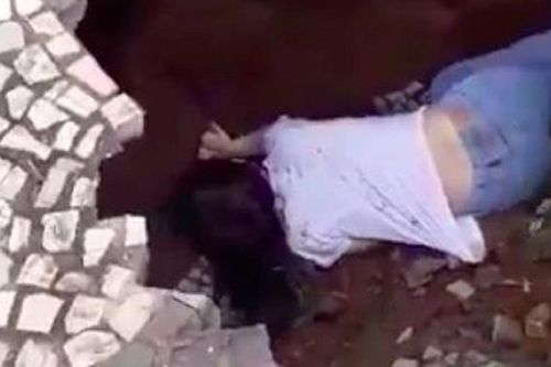 Clip: Đang đứng chờ qua đường, thiếu nữ bất ngờ bị 'hố tử thần' nuốt chửng