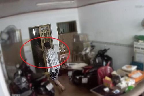 Clip: Nam thanh niên ngang nhiên xông vào nhà, xịt hơi cay vào mặt cụ bà