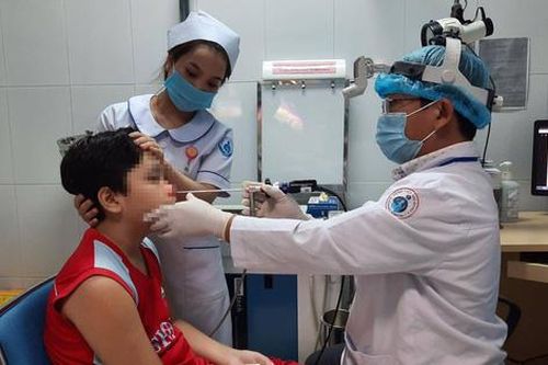 U mũi khiến bé trai chảy máu liên tục trong suốt 1 năm