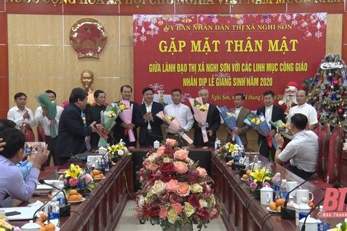 Thị xã Nghi Sơn chúc mừng, tặng quà nhân dịp lễ Giáng sinh 2020