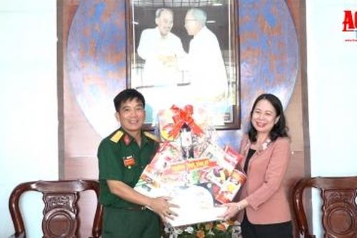 Bí thư Tỉnh ủy An Giang Võ Thị Ánh Xuân thăm, chúc mừng ngày thành lập Quân đội nhân dân Việt Nam