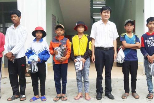 Tặng quà trị giá hơn 250 triệu đồng cho người dân và học sinh huyện Kông Chro