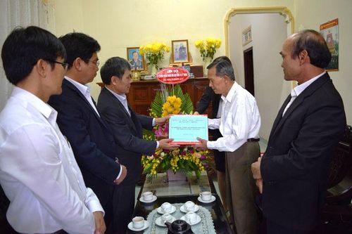 Thăm, tặng quà các đơn vị lực lượng vũ trang nhân kỉ niệm 22/12