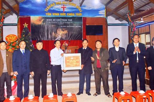Thăm, tặng quà các giáo xứ nhân dịp Lễ Giáng sinh