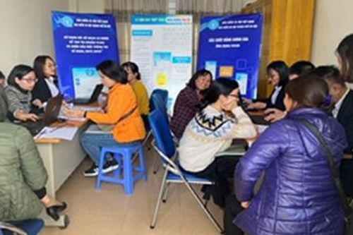 Bảo hiểm xã hội TP Hà Nội hỗ trợ người lao động cài ứng dụng VssID