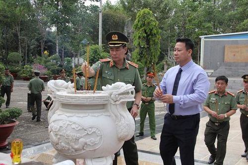 Thứ trưởng Bộ Công an Lê Tấn Tới viếng nghĩa trang liệt sĩ