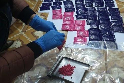 Bắt 2 đối tượng vận chuyển 18.000 viên ma túy qua biên giới