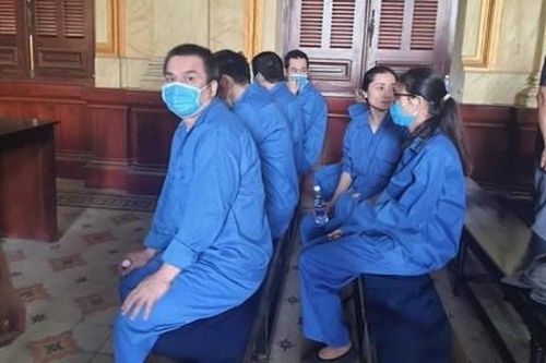Lập hồ sơ khống rút hơn 50 tỷ biếu cấp trên và đi nước ngoài
