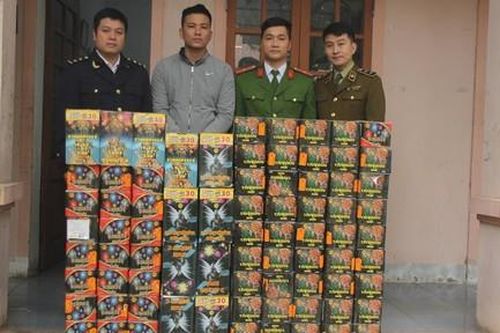 Bắt quả tang đối tượng vận chuyển gần 2 tạ pháo nổ đi tiêu thụ