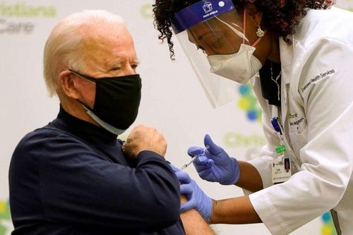 Ông Biden công khai tiêm vaccine COVID-19