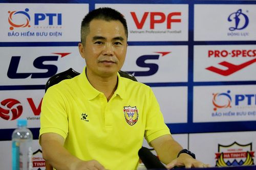 HLV Phạm Minh Đức dạy học trò đá đẹp được để cử giải Fair Play