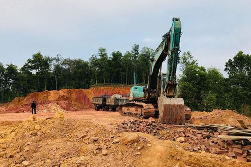Bắt quả tang vụ khai thác đất trái phép tại đồi Bùng Beng (Sóc Sơn)