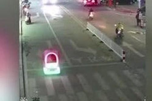 Bị tuýt còi vì lái ôtô đồ chơi xuống phố