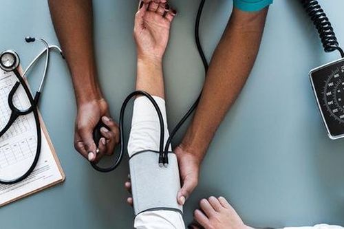 Đi khám bệnh được kiểm tra chỉ số này ở cả 2 cánh tay có thể phòng ngừa bệnh đau tim, đột quỵ và tử vong