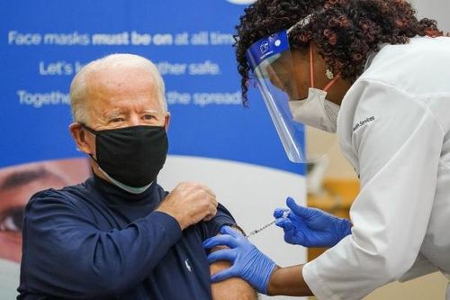 Tổng thống đắc cử Mỹ Joe Biden tiêm vaccine phòng COVID-19