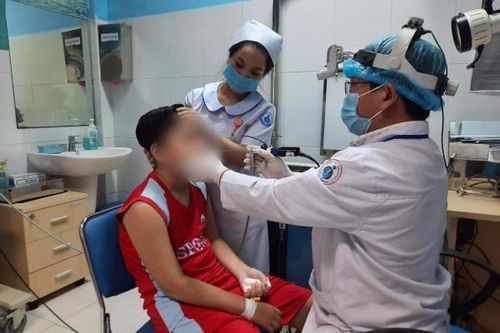 Chảy máu mũi trên 30 phút, bé trai 13 tuổi mắc u xơ vòm