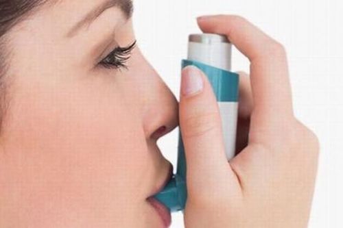 Vì sao dùng thuốc xịt trị hen lại gây khản giọng?