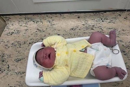 Hy hữu: Cháu bé nặng gần 6kg chào đời tại bệnh viện chuyên ngành truyền nhiễm