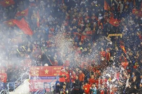 Nóng cả trên khán đài lẫn dưới sân Cẩm Phả